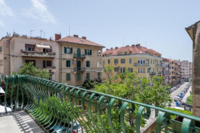 Large 100 m2 apt w balcony in the heart of Split, Split